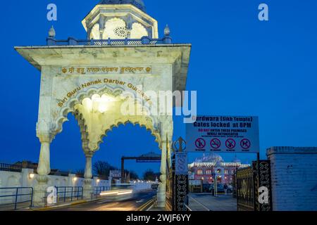 L'entrée de Siri Guru Nanak Darbar Gurdwara Gravesend kent au crépuscule. Banque D'Images