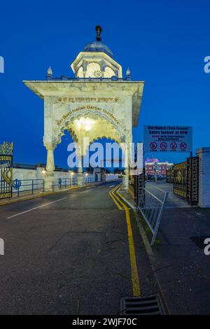 L'entrée de Siri Guru Nanak Darbar Gurdwara Gravesend kent au crépuscule. Banque D'Images