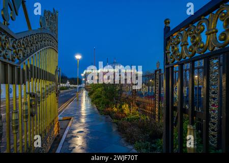 L'entrée de Siri Guru Nanak Darbar Gurdwara Gravesend kent au crépuscule. Banque D'Images