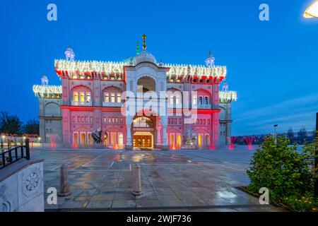 Le Siri Guru Nanak Darbar Gurdwara Gravesend kent au crépuscule. Banque D'Images