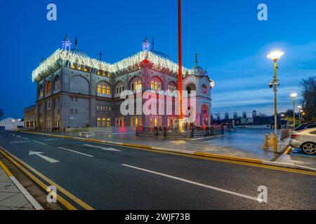 Le Siri Guru Nanak Darbar Gurdwara Gravesend kent au crépuscule. Banque D'Images