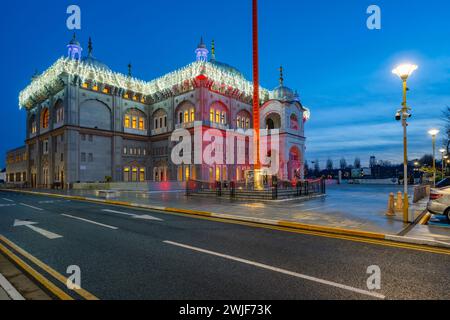 Le Siri Guru Nanak Darbar Gurdwara Gravesend kent au crépuscule. Banque D'Images