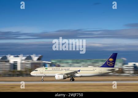 Saudi Arabian Airlines Airbus A320-214 avec la plaque d'immatriculation HZ-ASC commence sur la piste sud 26L de Munich MUC Airport EDDM Banque D'Images