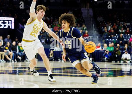 14 février 2024 : le gardien Georgia Tech Naithan George (2) se dirige vers le panier alors que le gardien de notre Dame J.R. Konieczny (20) défend lors d'un match de basket-ball de la NCAA entre les manteaux jaunes Georgia Tech et le notre Dame Fighting Irish au Purcell Pavilion au Joyce Center à South Bend, Indiana. John Mersits/CSM. Banque D'Images
