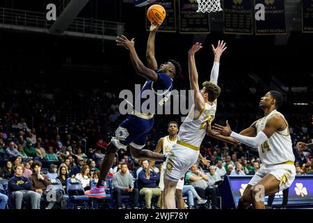 14 février 2024 : L'attaquant de Georgia Tech Ibrahima Sacko (23 ans) se lève pour un tir alors que le garde de notre Dame J.R. Konieczny (20 ans) défend lors d'un match de basket-ball de la NCAA entre les manteaux jaunes Georgia Tech et les notre Dame Fighting Irish au Pavillon Purcell au Joyce Center à South Bend, Indiana. John Mersits/CSM. Banque D'Images