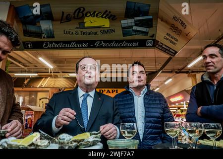 Bordeaux, France. 15 février 2024. © PHOTOPQR/SUD OUEST/BONNAUD GUILLAUME GUILLAUME BONNAUD ; BORDEAUX ; 15/02/2024 ; LE 15 FEVRIER 2024/A BORDEAUX/AU MARCHE DES CAPUCINS/FRANCOIS HOLLANDE EN COMPAGNIE DU MAIRE DE LIBOURNE PHILIPPE BUISSON ET DES OSTREICULTEURS DU BASSIN VIENT APPORTER SON SOUTIEN ET VIENT AU SECOURS DES HUITTRES DU BASSIN D'ARCACHON PH GUILLAUME BONNAUD BORDEAUX, France, 15 févr. 2024 François Hollande l'ancien président vient soutenir l'industrie de l'huître crédit : MAXPPP/Alamy Live News Banque D'Images