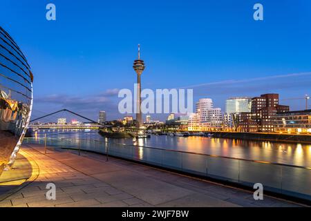 Blick von der terrasse des Hyatt Hotel auf die Gehry-Bauten - Neuer Zollhof am Medienhafen und den Rheinturm in Düsseldorf in der Abenddämmerung, Nord Banque D'Images