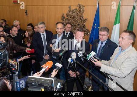 Foto Alessandro Cimma/LaPresse 15-02-2024 Milano, Italia.Palazzo Lombardia. Punto stampa del ministro dell'Agricoltura Francesco Lollobrigida e assessore regionale Alessandro Beduschi al termine di un incontro istituzionale sulle criticit&#xe0 ; del comparto agricolo e le prospettive future e di un confronto con il governatore Attilio Fontana. Photo Alessandro Cimma/LaPresse 15-02-2024 Milan, Italie. Lombardy Palace. Point presse du ministre de l'Agriculture Francesco Lollobrigida et du conseiller régional Alessandro Beduschi à l'issue d'une réunion institutionnelle sur les questions critiques de la Banque D'Images