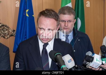 Foto Alessandro Cimma/LaPresse 15-02-2024 Milano, Italia.Palazzo Lombardia. Punto stampa del ministro dell'Agricoltura Francesco Lollobrigida e assessore regionale Alessandro Beduschi al termine di un incontro istituzionale sulle criticit&#xe0 ; del comparto agricolo e le prospettive future e di un confronto con il governatore Attilio Fontana. Photo Alessandro Cimma/LaPresse 15-02-2024 Milan, Italie. Lombardy Palace. Point presse du ministre de l'Agriculture Francesco Lollobrigida et du conseiller régional Alessandro Beduschi à l'issue d'une réunion institutionnelle sur les questions critiques de la Banque D'Images