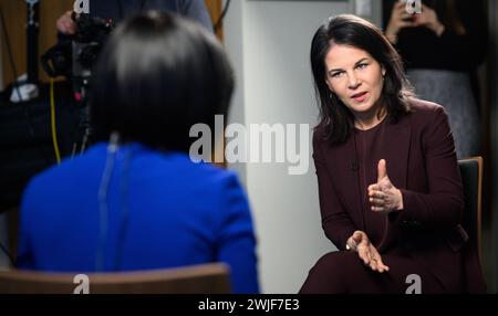 Tel Aviv Jaffa, Israël. 15 février 2024. Annalena Baerbock (Alliance 90/les Verts), ministre des Affaires étrangères, donne une interview à la chaîne de télévision israélienne Channel 12 à l'ambassade d'Allemagne. La ministre fédérale des Affaires étrangères, Mme Baerbock, effectue sa cinquième visite en Israël depuis le début de la guerre de Gaza à la suite de l’attaque terroriste perpétrée par le Hamas islamiste début octobre 2023. Crédit : Bernd von Jutrczenka/dpa/Alamy Live News Banque D'Images