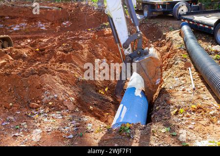 Sur le chantier de construction, des tuyaux sont posés pour permettre à l'eau de pluie de s'écouler dans le collecteur principal d'eau. Banque D'Images