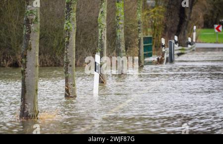 15 février 2024, basse-Saxe, Neustadt am Rübenberge : la rivière Leine inonde une route de campagne près de Bordenau dans la région de Hanovre. Le niveau d'eau de certaines rivières reste élevé à plusieurs endroits en basse-Saxe. Selon l’Agence de gestion des eaux de basse-Saxe, de défense côtière et de conservation de la nature (NLWKN), sept points de jaugeage ont montré le plus haut des trois niveaux d’alerte pour les zones intérieures jeudi matin. Photo : Julian Stratenschulte/dpa Banque D'Images