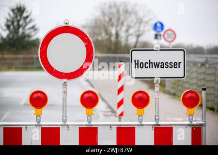 15 février 2024, basse-Saxe, Neustadt am Rübenberge : un panneau avertit de l'inondation de la Leine près de Bordenau dans la région de Hanovre. Le niveau d'eau de certaines rivières reste élevé à plusieurs endroits en basse-Saxe. Selon l’Agence de gestion des eaux de basse-Saxe, de défense côtière et de conservation de la nature (NLWKN), sept points de jaugeage ont montré le plus haut des trois niveaux d’alerte pour les zones intérieures jeudi matin. Photo : Julian Stratenschulte/dpa Banque D'Images