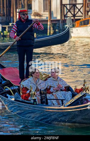 VENISE, ITALIE, 3 février 2024 : Festa delle Marie (Fête de la Marie). Douze filles, habillées à la mode du XIVe siècle, participent à l'ouverture Banque D'Images