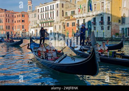 VENISE, ITALIE, 3 février 2024 : Festa delle Marie (Fête de la Marie). Douze filles, habillées à la mode du XIVe siècle, participent à l'ouverture Banque D'Images