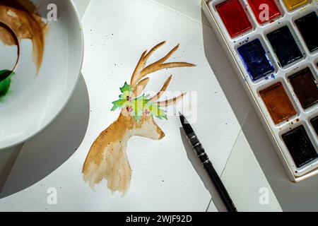 Image d'un cerf avec un ensemble de peintures aquarelle et un pinceau Banque D'Images
