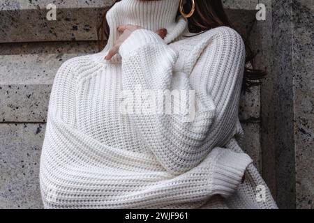 Détails rapprochés d'un pull chaud tricoté d'hiver à col roulé blanc. Vêtements décontractés tendance pour femmes Banque D'Images