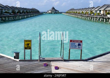 Vue sur les villas aquatiques de Villa Park Resort sur l'atoll d'Ari aux Maldives Banque D'Images