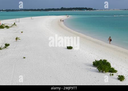 Vue sur la plage de Villa Park Resort sur l'atoll d'Ari aux Maldives Banque D'Images