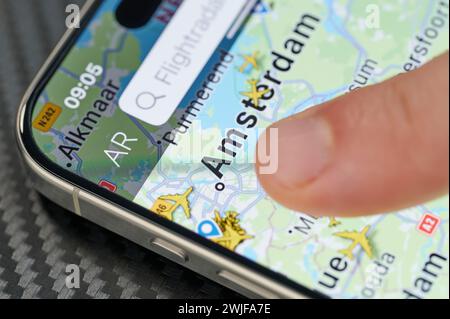 New York, États-Unis - 24 janvier 2024 : le trafic aérien dans la ville d'Amsterdam sur iphone 15 pro max écran gros plan Banque D'Images