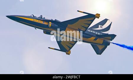 SINGAPOUR - 16 FÉVRIER 2024 : L'équipe d'exposition acrobatique de l'armée de l'air de la République de Corée, Black Eagles, s'entraîne pour le Singapore Airshow 2024 Banque D'Images