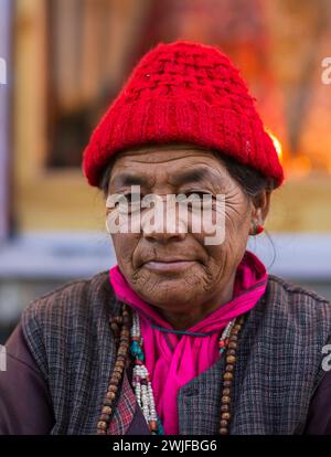Un portrait d'une femme Ladakhi portant un bonnet de laine, regardant la caméra. Banque D'Images