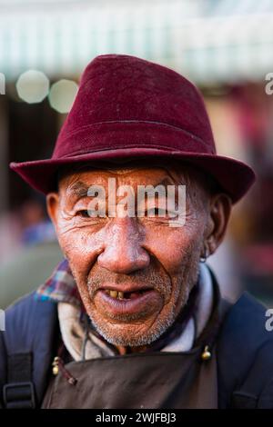 Un portrait d'un homme Ladakhi âgé portant un chapeau marron. Banque D'Images