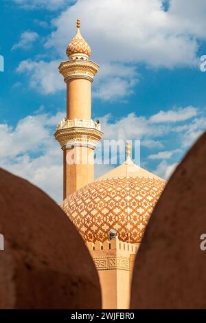 Mosquée Al Qala'a à Nizwa, Oman. Vue sur le minaret de la mosquée à travers les murs du fort Banque D'Images