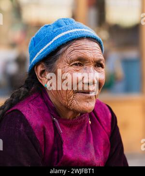 Portrait d'une femme ladakhi portant un bonnet de laine, regardant loin de la caméra. Banque D'Images