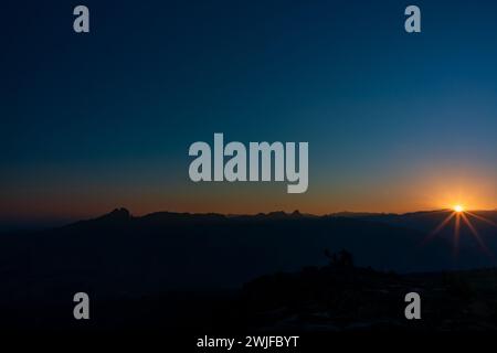 Coucher de soleil sur les montagnes Al Hajar, Jebel Shams, Balcony Walk Trial, Oman, ad Dakhiliyah Governorate Banque D'Images