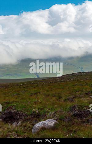 Nuages bas au-dessus des hautes terres écossaises sur la route de Sandwood Bay Beach dans le nord-ouest de l'Écosse, NC500, journée ensoleillée d'été Banque D'Images