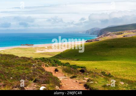 Plage de Sandwood Bay, attraction NC500, nord-ouest de l'Écosse par jour ensoleillé d'été Banque D'Images