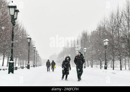 Moscou, Russie. 15 février 2024. Les gens marchent près du Kremlin au milieu des chutes de neige à Moscou, en Russie, le 15 février 2024. Une forte neige a frappé Moscou jeudi. Crédit : Cao Yang/Xinhua/Alamy Live News Banque D'Images