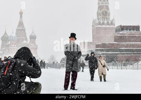 Moscou, Russie. 15 février 2024. Un visiteur pose pour une photo au milieu des chutes de neige à Moscou, en Russie, le 15 février 2024. Une forte neige a frappé Moscou jeudi. Crédit : Cao Yang/Xinhua/Alamy Live News Banque D'Images