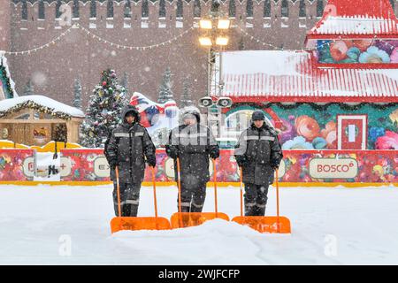 Moscou, Russie. 15 février 2024. Des ouvriers déneigent d’une patinoire à Moscou, en Russie, le 15 février 2024. Une forte neige a frappé Moscou jeudi. Crédit : Cao Yang/Xinhua/Alamy Live News Banque D'Images