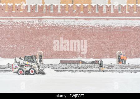 Moscou, Russie. 15 février 2024. Des travailleurs déneigent une rue à Moscou, en Russie, le 15 février 2024. Une forte neige a frappé Moscou jeudi. Crédit : Cao Yang/Xinhua/Alamy Live News Banque D'Images