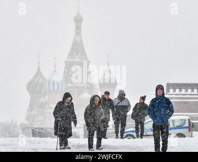 Moscou, Russie. 15 février 2024. Les gens marchent sur la place Rouge au milieu des chutes de neige à Moscou, en Russie, le 15 février 2024. Une forte neige a frappé Moscou jeudi. Crédit : Cao Yang/Xinhua/Alamy Live News Banque D'Images