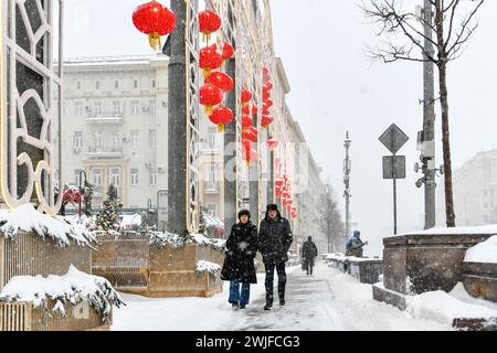 Moscou, Russie. 15 février 2024. Les gens marchent dans une rue au milieu des chutes de neige à Moscou, Russie, 15 février 2024. Une forte neige a frappé Moscou jeudi. Crédit : Cao Yang/Xinhua/Alamy Live News Banque D'Images