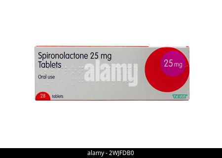 Paquet de comprimés de spironolactone paquet de 28 comprimés 25 mg isolé sur fond blanc Banque D'Images