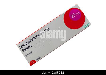 Paquet de comprimés de spironolactone paquet de 28 comprimés 25 mg isolé sur fond blanc Banque D'Images