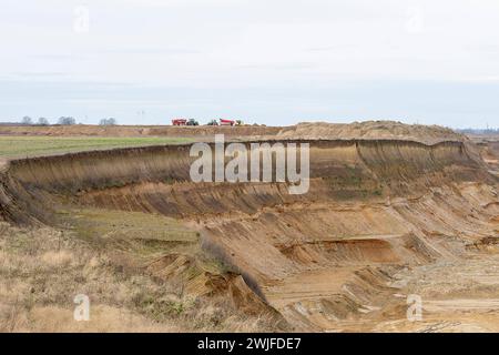 Eindruecke vom Braunkohletagebau Garzweiler am 15.02.2024 Eine Abrisskante im Braunkohletagebau Garzweiler. Umwelt : Eindruecke vom Braunkohletagebau Garzweiler AM 15.02.2024. Foto : Kirchner-Media/TH Garzweiler Luetzerath NRW Deutschland *** impressions de la mine de lignite à ciel ouvert de Garzweiler le 15 02 2024 Un bord de démolition dans la mine de lignite à ciel ouvert de Garzweiler environnement impressions de la mine de lignite à ciel ouvert de Garzweiler le 15 02 2024 photo Kirchner Media TH Garzweiler Luetzerath NRW Allemagne Copyright : xKirchner-Media/THX Banque D'Images