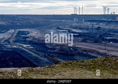 Eindruecke vom Braunkohletagebau Garzweiler AM 15.02.2024 Blick in den Braunkohletagebau Garzeweiler. Umwelt : Eindruecke vom Braunkohletagebau Garzweiler AM 15.02.2024. Foto : Kirchner-Media/TH Garzweiler Luetzerath NRW Deutschland *** impressions de la mine de lignite à ciel ouvert Garzweiler le 15 02 2024 vue de la mine de lignite à ciel ouvert Garzweiler environnement impressions de la mine de lignite à ciel ouvert Garzweiler le 15 02 2024 photo Kirchner Media TH Garzweiler Luetzerath NRW Allemagne Copyright : xKirchner-Media/THX Banque D'Images