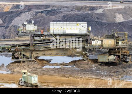 Eindruecke vom Braunkohletagebau Garzweiler AM 15.02.2024 Blick in die Grube des Braunkohletagebaus Garzweiler. Umwelt : Eindruecke vom Braunkohletagebau Garzweiler AM 15.02.2024. Foto : Kirchner-Media/TH Garzweiler Luetzerath NRW Deutschland *** impressions de la mine de lignite à ciel ouvert Garzweiler le 15 02 2024 vue dans la fosse de la mine de lignite à ciel ouvert Garzweiler environnement impressions de la mine de lignite à ciel ouvert Garzweiler le 15 02 2024 photo Kirchner Media TH Garzweiler Luetzerath NRW Allemagne Copyright : xKirchner-Media/THX Banque D'Images