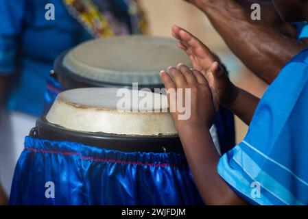 Mains percussionnistes jouant à l'atabaque. rythme musical. Musique africaine. Hommage à Iemanja. Banque D'Images