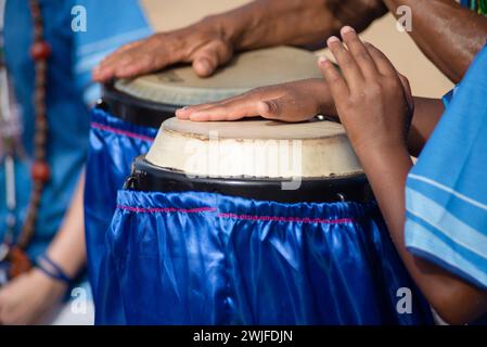 Mains percussionnistes jouant à l'atabaque. rythme musical. Musique africaine. Hommage à Iemanja. Banque D'Images