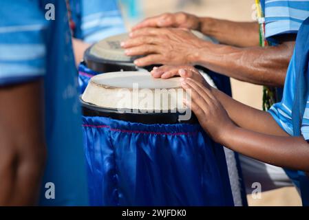 Mains percussionnistes jouant à l'atabaque. rythme musical. Musique africaine. Hommage à Iemanja. Banque D'Images