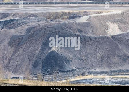 Eindruecke vom Braunkohletagebau Garzweiler am 15.02.2024 Gesteinsschichten im Braunkohletagebau Garzweiler. Umwelt : Eindruecke vom Braunkohletagebau Garzweiler AM 15.02.2024. Foto : Kirchner-Media/TH Garzweiler Luetzerath NRW Deutschland *** impressions de la mine de lignite à ciel ouvert Garzweiler le 15 02 2024 couches rocheuses de la mine de lignite à ciel ouvert Garzweiler environnement impressions de la mine de lignite à ciel ouvert Garzweiler le 15 02 2024 photo Kirchner Media TH Garzweiler Luetzerath NRW Allemagne Copyright : xKirchner-Media/THX Banque D'Images