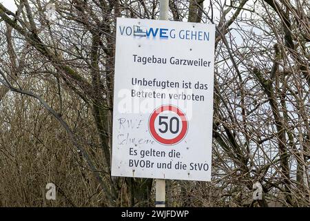 Eindruecke vom Braunkohletagebau Garzweiler am 15.02.2024 Warnhinweis in der Naehe des Braunkohletagebaus Garzweiler. Umwelt : Eindruecke vom Braunkohletagebau Garzweiler AM 15.02.2024. Foto : Kirchner-Media/TH Garzweiler Luetzerath NRW Deutschland *** impressions de la mine de lignite à ciel ouvert Garzweiler le 15 02 2024 panneau d'avertissement près de la mine de lignite à ciel ouvert Garzweiler environnement impressions de la mine de lignite à ciel ouvert Garzweiler le 15 02 2024 photo Kirchner Media TH Garzweiler Luetzerath NRW Allemagne Copyright : xKirchner-Media/THX Banque D'Images