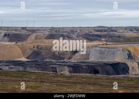 Eindruecke vom Braunkohletagebau Garzweiler am 15.02.2024 Unterschiedliche Erdschichten im Braunkohletagebau Garzweiler. Umwelt : Eindruecke vom Braunkohletagebau Garzweiler AM 15.02.2024. Foto : Kirchner-Media/TH Garzweiler Luetzerath NRW Deutschland *** impressions de la mine de lignite à ciel ouvert Garzweiler le 15 02 2024 différentes couches de sol dans la mine de lignite à ciel ouvert Garzweiler environnement impressions de la mine de lignite à ciel ouvert Garzweiler le 15 02 2024 photo Kirchner Media TH Garzweiler Luetzerath NRW Allemagne Copyright : xKirchner-Media/THX Banque D'Images