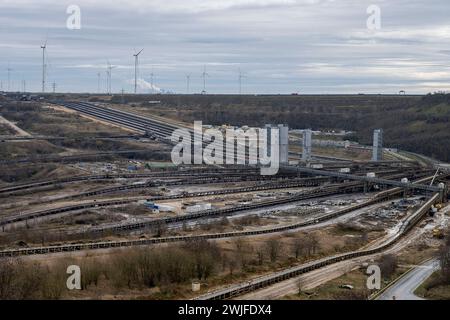 Eindruecke vom Braunkohletagebau Garzweiler am 15.02.2024 Blick auf die Foerderbaender im Braunkohletagebau Garzweiler. Umwelt : Eindruecke vom Braunkohletagebau Garzweiler AM 15.02.2024. Foto : Kirchner-Media/TH Garzweiler Luetzerath NRW Deutschland *** impressions de la mine de lignite à ciel ouvert de Garzweiler le 15 02 2024 vue des bandes transporteuses de la mine de lignite à ciel ouvert de Garzweiler environnement impressions de la mine de lignite à ciel ouvert de Garzweiler le 15 02 2024 photo Kirchner Media TH Garzweiler Luetzerath NRW Allemagne Copyright: xKirchner-Media/THX Banque D'Images